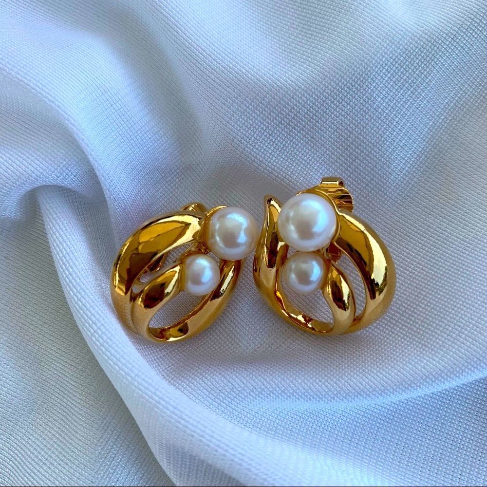 Adorable vintage Avon clip on earrings